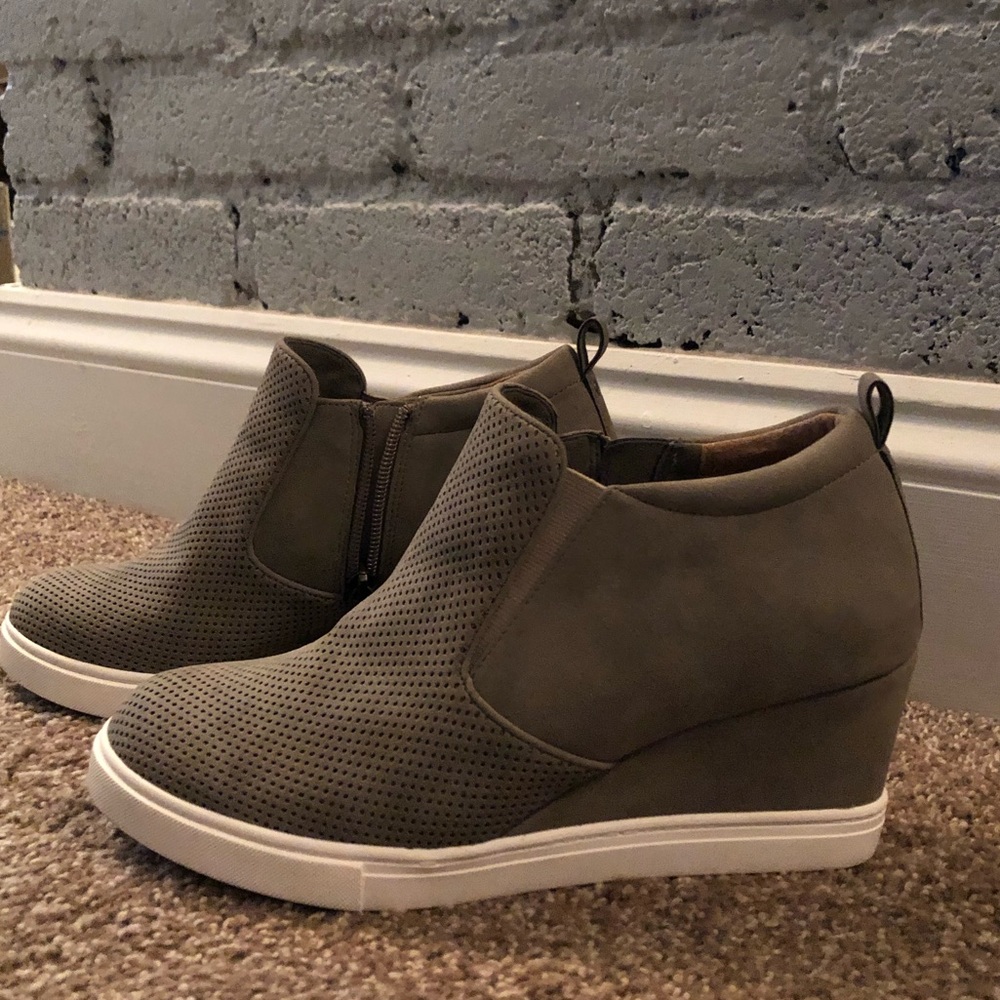 SUSINA
Areya Wedge Sneaker